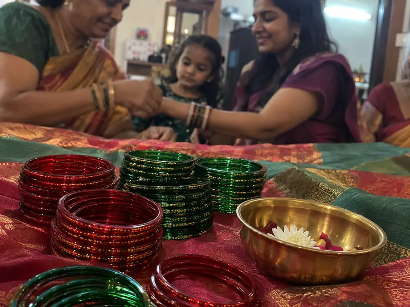 Glass bangles for a valaikappu